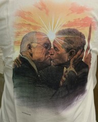NOS 2006 Beefy Alex Cross Bush Cheney Kissing Graphitti T Shirt – MULTIPLE SIZES