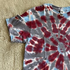 NEW Gildan Mens Red Gray Blue Spiral Tie Dye Short Sleeve Shirt MEDIUM