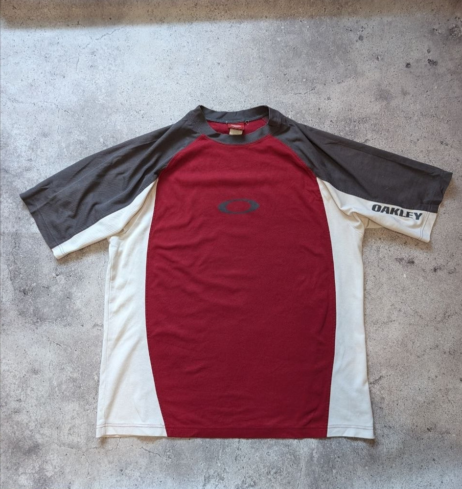 vintage Oakley t-shirt with center logo size XL