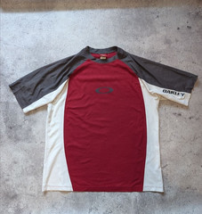 vintage Oakley t-shirt with center logo size XL