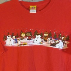 Snoopy & The Peanuts Gang Tshirt Size XL Red Winter Snowman Scene