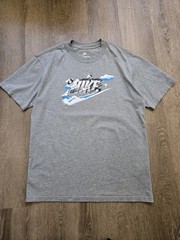 Nike Max90 Graphic T-Shirt Gray Airbrush Spray paint Mens S FZ7968-063 GreyHeath