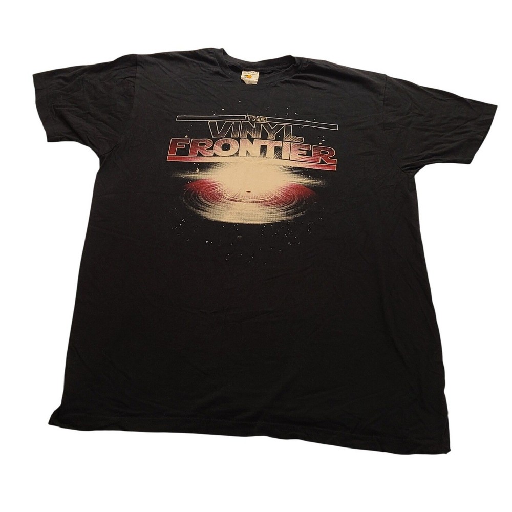 Bay Island Sportswear The Vinyl Men’s Graphic T-Shirt Black XL Space Record