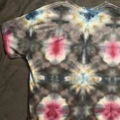 GILDAN TIE DYE Medium SHORT SLEEVE GRAY PINK BLUE RED Swirl OF MANY COLORS