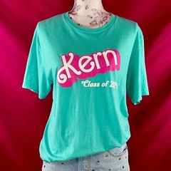 Kern Class of 2029 T-Shirt Graphic Tee Medium Barbie Ken Students Designers