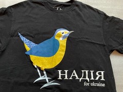 UKRAINE SUPPORT, BIRD IN FLAG COLORS, BLACK COTTON TEE SHIRT M, NWOT