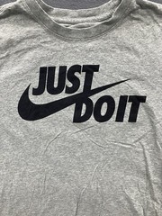 The Nike Tee Graphic T-Shirt Men’s Medium Gray Logo Swoosh Crew Neck AR5006-063