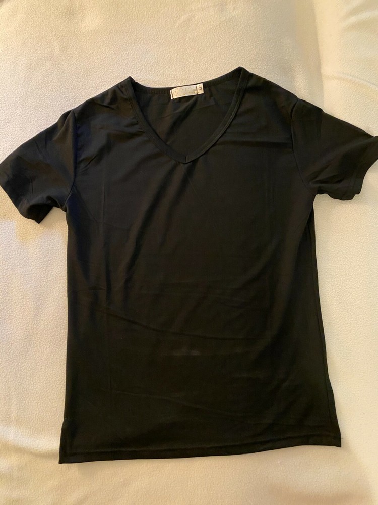 Mens rolled V-Neck T-Shirt Medium NWOT no brand, Label with pink dots, black