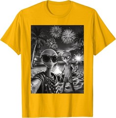 Patriotic Alien Selfie USA Fireworks 4th of July Funny Alien T-Shirt