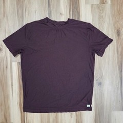 Vuori Strato Tech T-Shirt Mens M Maroon Plum Short Sleeve Performance Tee
