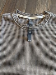 Vuori Short Sleeve Lightweight Tech Waffle Tee – Relaxed Fit Medium Bark NWT