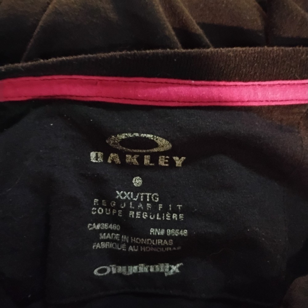 black oakley t shirt XXL with design on front chest short sleeve