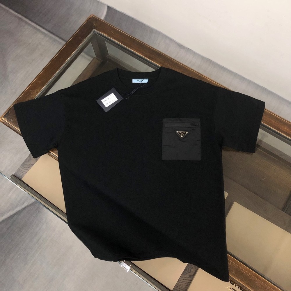 Prada’s new versatile short sleeved T-shirt for men and women – black