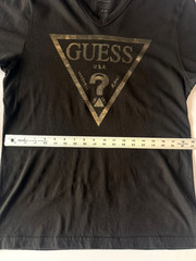 GUESS Men’s V-Neck Graphic T-Shirt – Black with Gold Triangle Logo – Size Medium