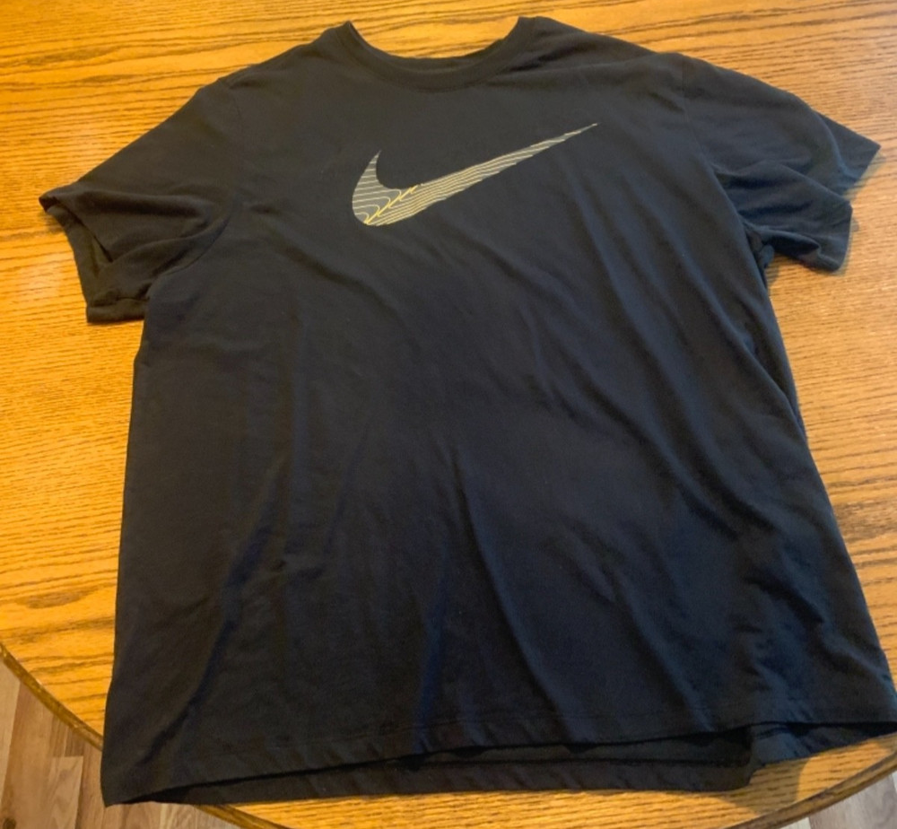 Nike T-Shirt XXL Black Yellow Men’s Short Sleeve Graphic Tee Used