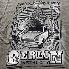B&C Collection Mens Olive Berlin Trabant 601 Graphic Short Sleeve Tee Size XXL