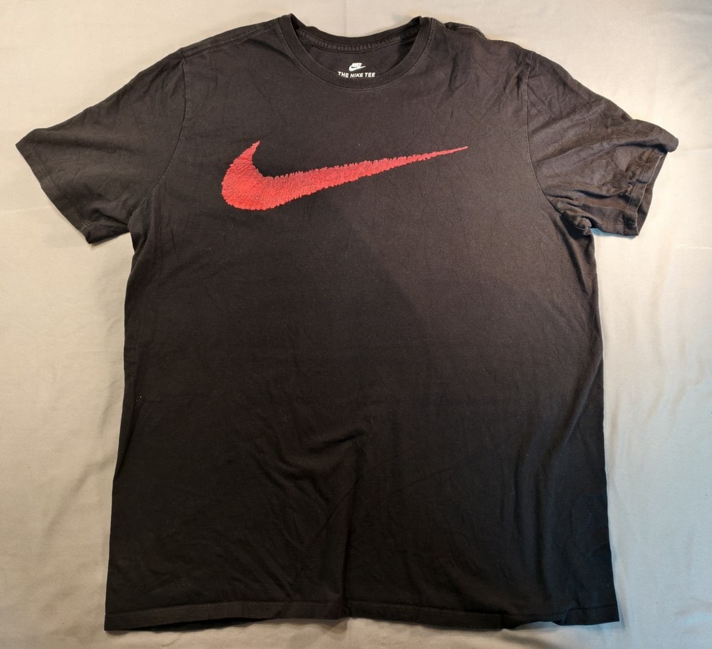 Men’s The Nike Tee Athletic Fit Black/Red XL