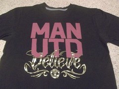 MANCHESTER UNITED RED DEVILS FOOTBALL CLUB BELIEVE GOLD FOIL PRINT NIKE SHIRT SM