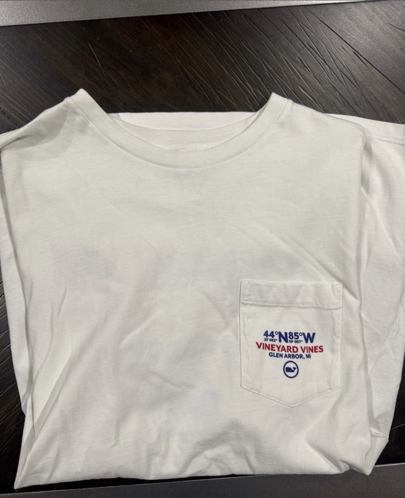 Vineyard Vines Men’s White Cotton Pocket Tee Whale Graphic Glen Arbor MI M