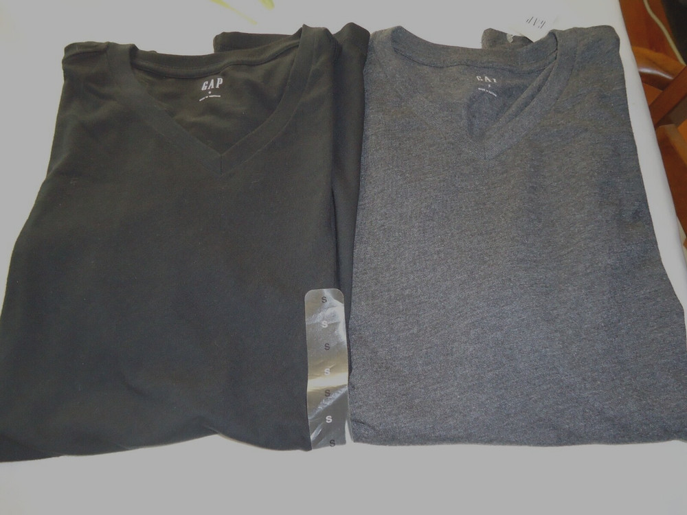 Men’s Lots of 2 Gap V-Neck Short Sleeve T-Shirt Size S NWT