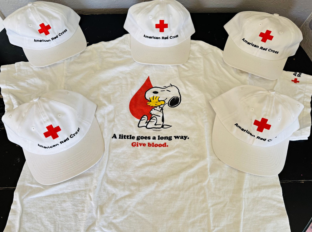 Gildan Men’s XL Peanuts Snoopy Woodstock Graphic Crewneck T-Shirt and 5 Hats