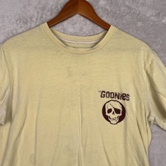 Goonies Mens Graphic Tee Shirt Medium Yellow Skull 90s Skater Grunge Distressed