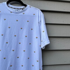 Free Planet Mens White Rainbow Heart Pride T-Shirt Love Is Love Crew Neck M NEW