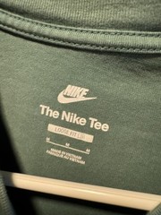 Nike Dri-FIT Pocket T-Shirt Mens Medium Green Loose Fit Graphic Logo Tee