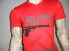 SARAVANA VOGELPOHL TSHIRT Designer Boutique Brand BERLIN Gun ESPIONAGE Red MED