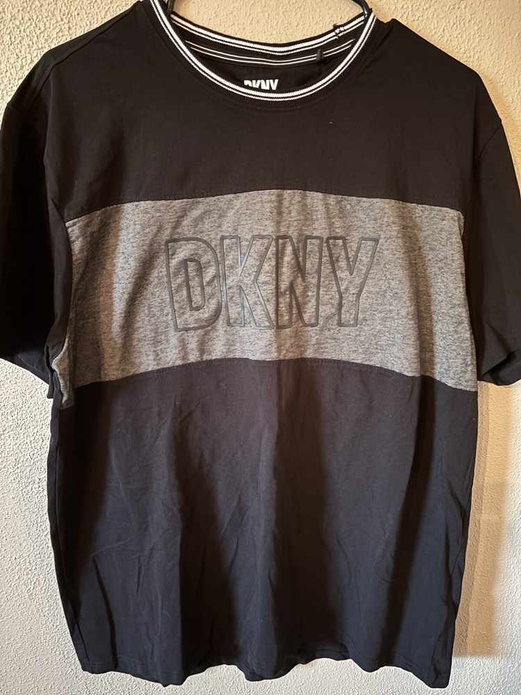 Men’s DKNY Graphic Contrast Paneling Logo Detail Tee Grey
