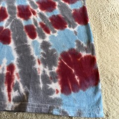 NEW Gildan Mens Red Gray Blue Spiral Tie Dye Short Sleeve Shirt MEDIUM