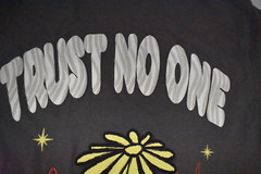 Trust The Universe Mens Trust No One Puff Print Shirt New Small