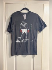 Muhammad Ali Knockout Victory Red Boxing Gloves T-Shirt Men’s Medium – Brand New