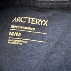 Arc’teryx Graphic Logo T-Shirt Men’s M Medium Navy Blue Red Mountains