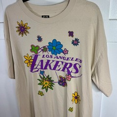 URBAN OUTFITTERS ULTRA GAMES LOS ANGELES LAKERS FLOWER POWER TEE Large
