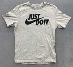 The Nike Tee Graphic T-Shirt Men’s Medium Gray Logo Swoosh Crew Neck AR5006-063