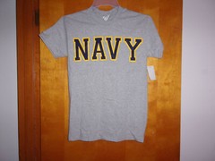 BRAND NEW GILDAN HEAVY COTTON MEN’S ” NAVY ” PRINT GRAY T ‘ SHIRT.