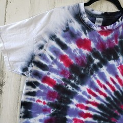 Gildan Side Fan Feathered Lavender Fuchsia Black Tie Dye T-Shirt Size Large