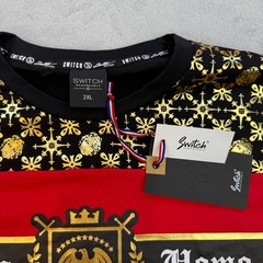 Switch Remarkable T Shirt Mens 2XL Red Moda Uomo Gold Foil Baroque Crest Graphic