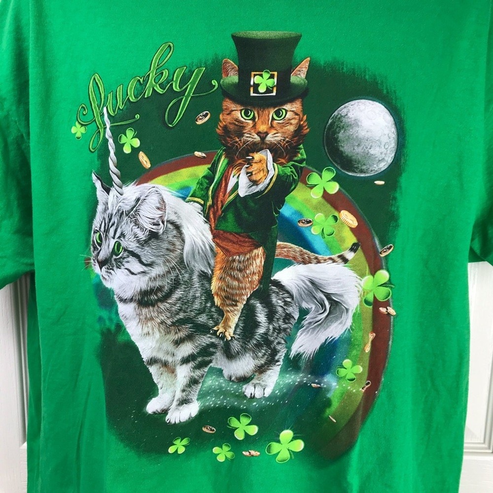 Lucky Cat Leprechaun Riding Cat Unicorn Graphic Novelty St Patrick’s Day Tee XL
