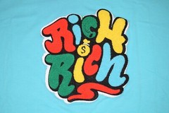 OUTRANK SNEAKER T-SHIRT RICH RICH EMBROIDERED MENS BLUE LARGE L MONEY CASH RARE