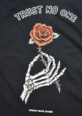Know Bad Daze Trust No One Mens Black Skeleton Hand Rose Black Shirt New Medium