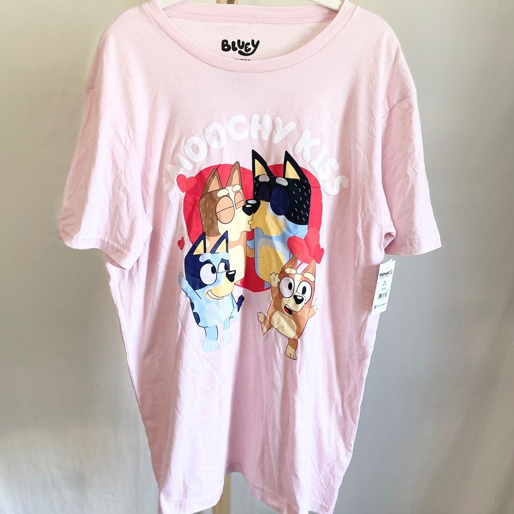 Bluey Mens Smoochy Kiss Graphic T-Shirt Pink Bandit Chilli Bingo Tee NEW Size M