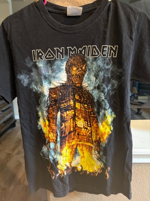 Used vintage concert t-shirt. Size is small (34-36)