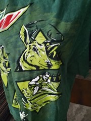 Mountain Dew Graphic Outdoorsman buck Fish Jet Ski Snow Mobile T-shirt Size L