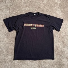 BLACK YAZBEK “SURRENDER THE BOOTY” GRAPHIC TEE