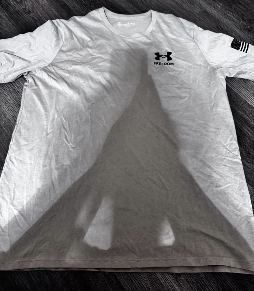 Under Armour Men’s Beige Freedom Flag Graphic Logo Crew Neck T-Shirt XL Reg