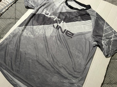 DAKINE XL ATHLETIC LIGHT WEIGHT SHORT SLEEVE SHIRT…SEE DESCRIPTION/CONDITION
