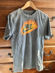 Nike Sportswear – Go Like Hell – Men’s T-Shirt Size S Small – HF6162-071