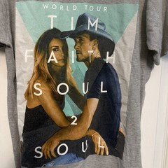 Tim McGraw Faith Hill Soul2Soul World Tour 2017 Graphic T-Shirt Gray Large